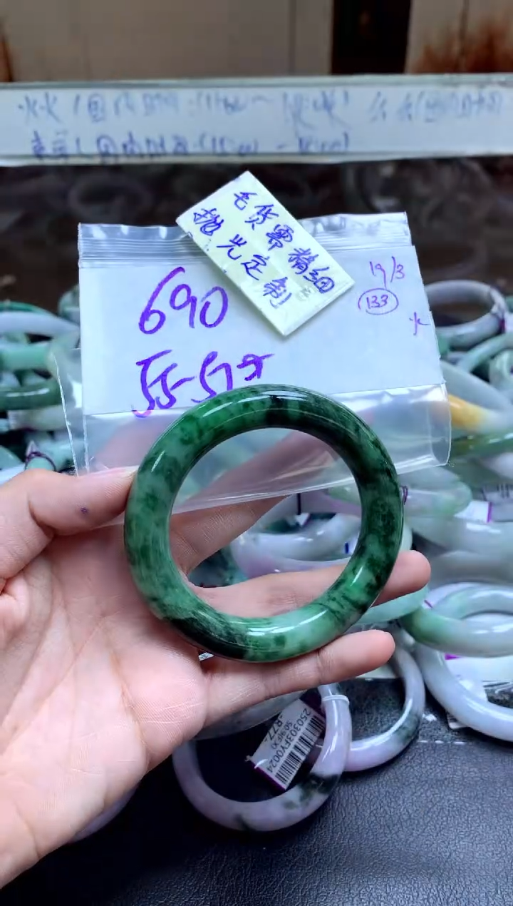 【闪购商品】定制翡翠未镶嵌手镯毛货需精细抛光+多人