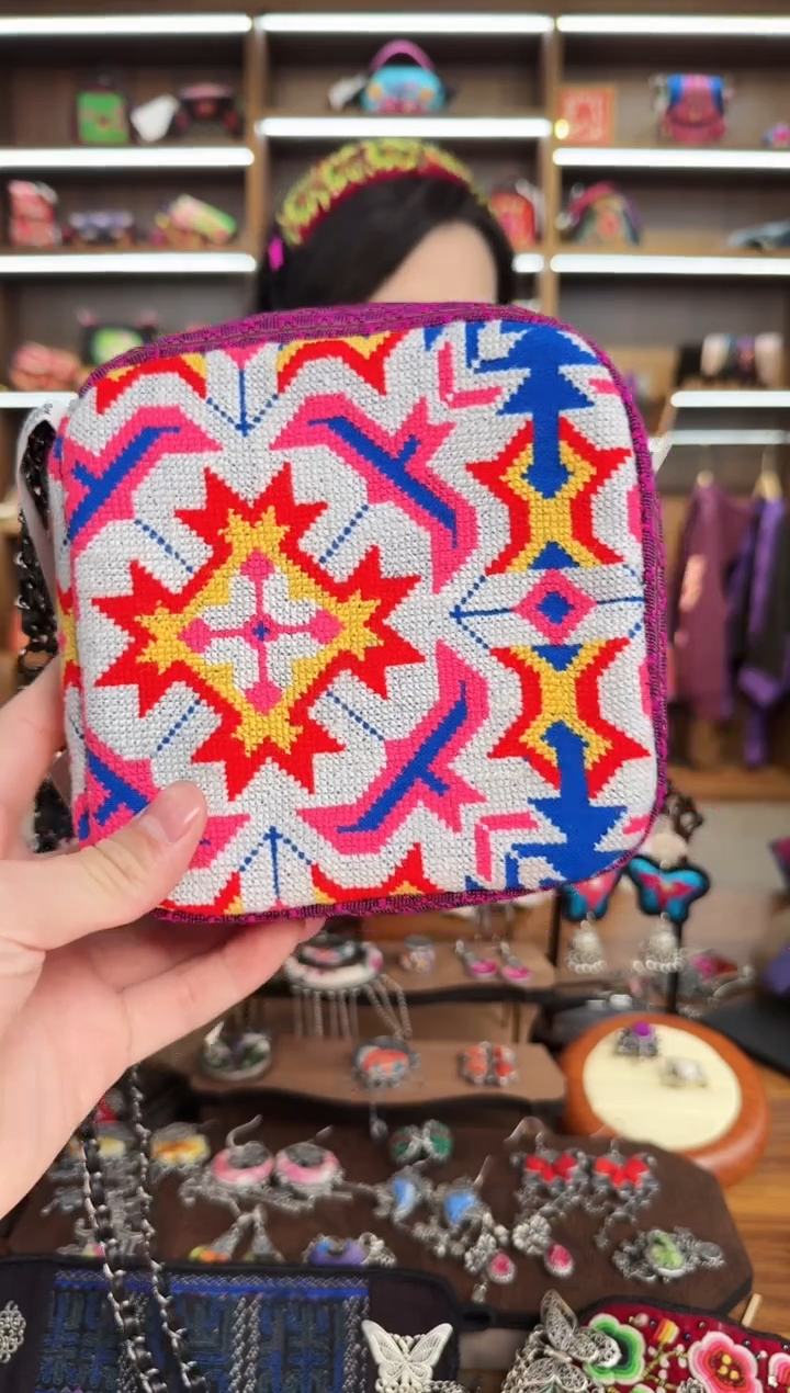 【闪购商品】织绣A36蒙阿苏苗绣传承