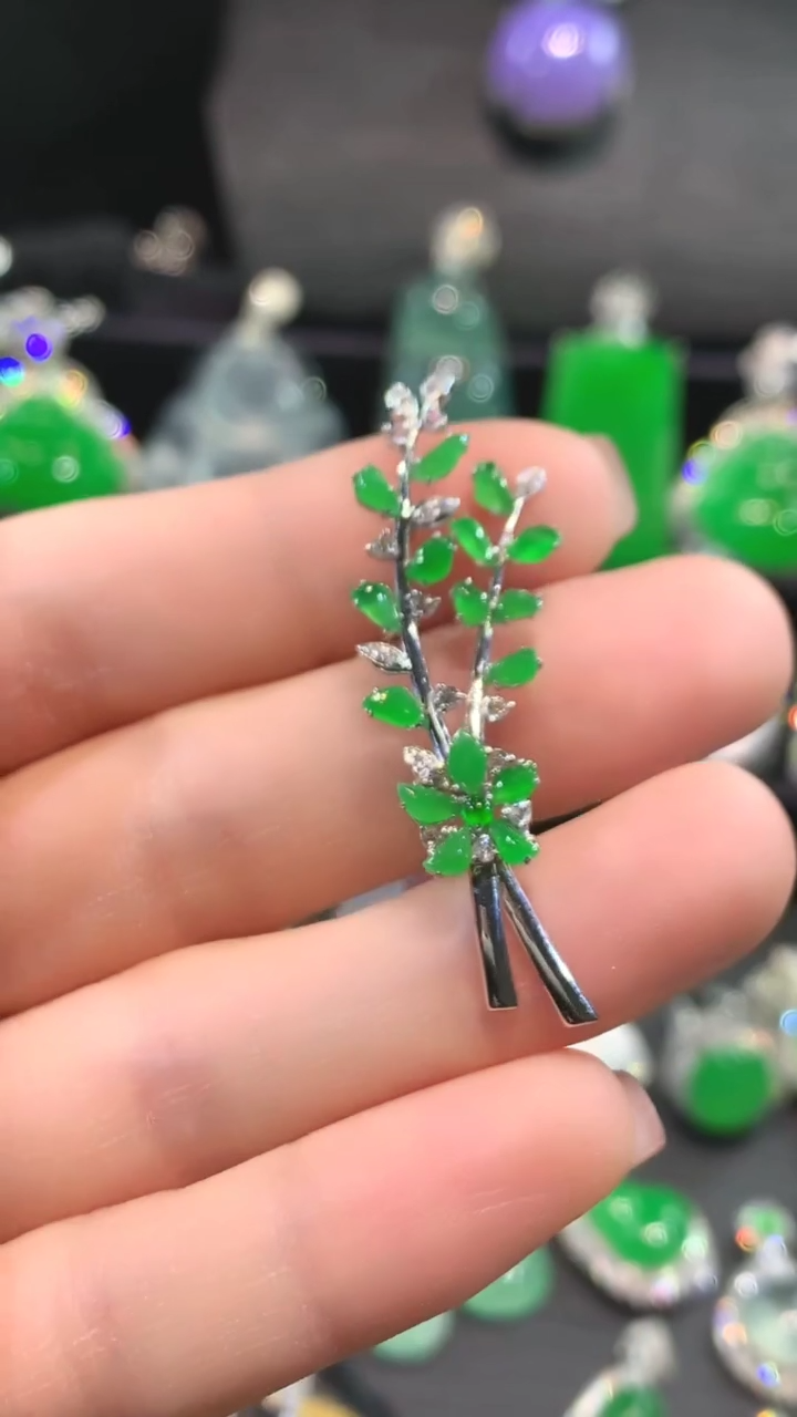 【闪购商品】翡翠吊坠(不含链)18K金镶嵌胸针