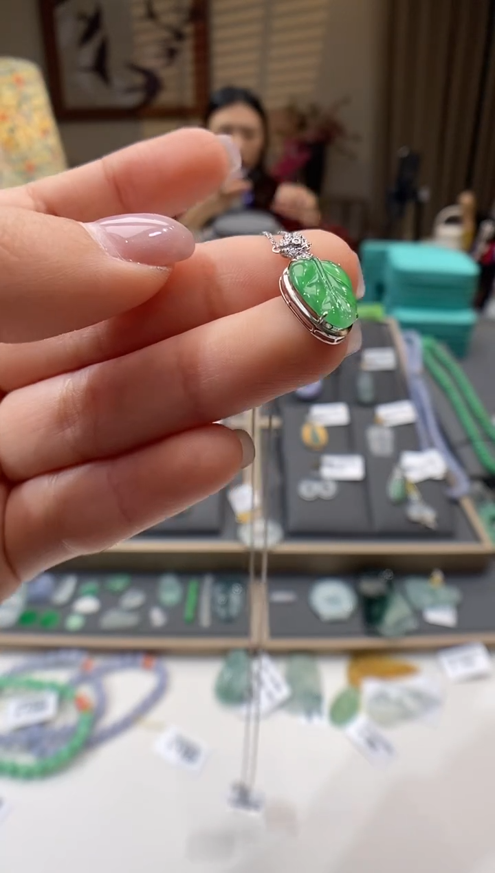 【闪购商品】翡翠颈饰18K金镶嵌叶子