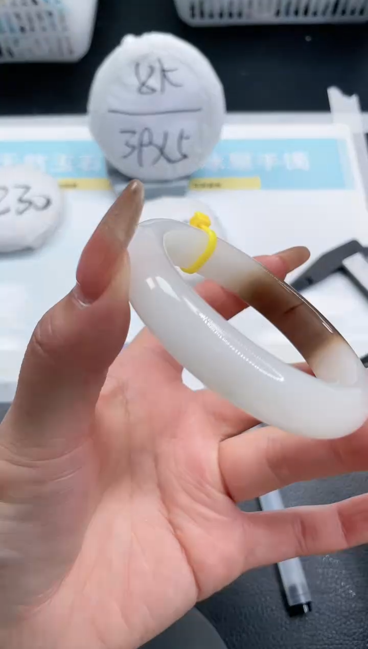 【闪购商品】石英质玉手镯未镶嵌6S177-56