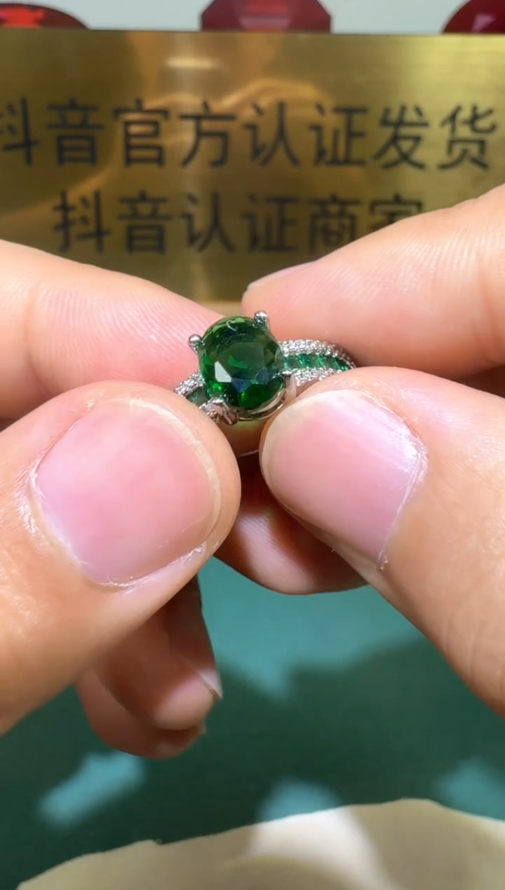 18K金镶嵌戒指祖母绿绿
