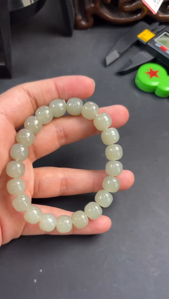 手串未镶嵌和田玉且末微色差近矿卡9*10手串