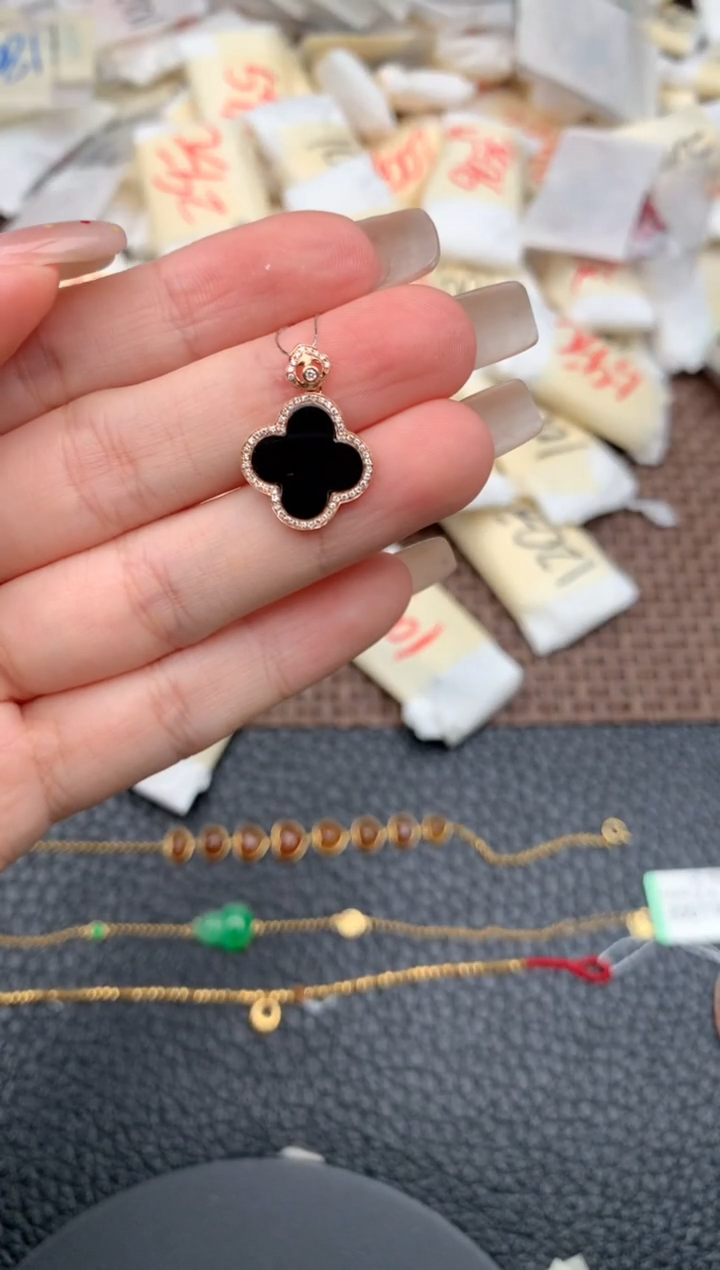 18K金镶嵌挂件翡翠一