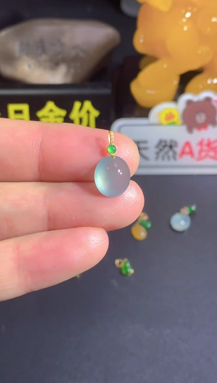 翡翠18K金镶嵌颈饰   