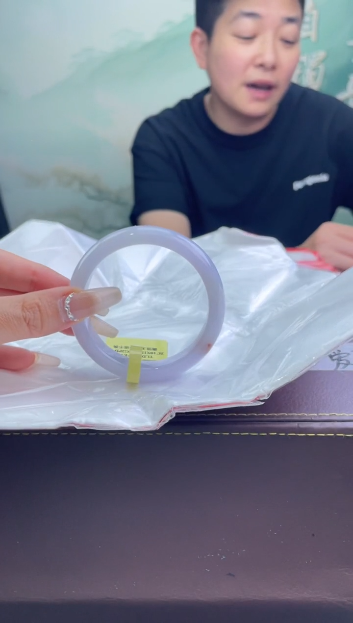 翡翠手镯未镶嵌1翡翠手镯（微瑕）