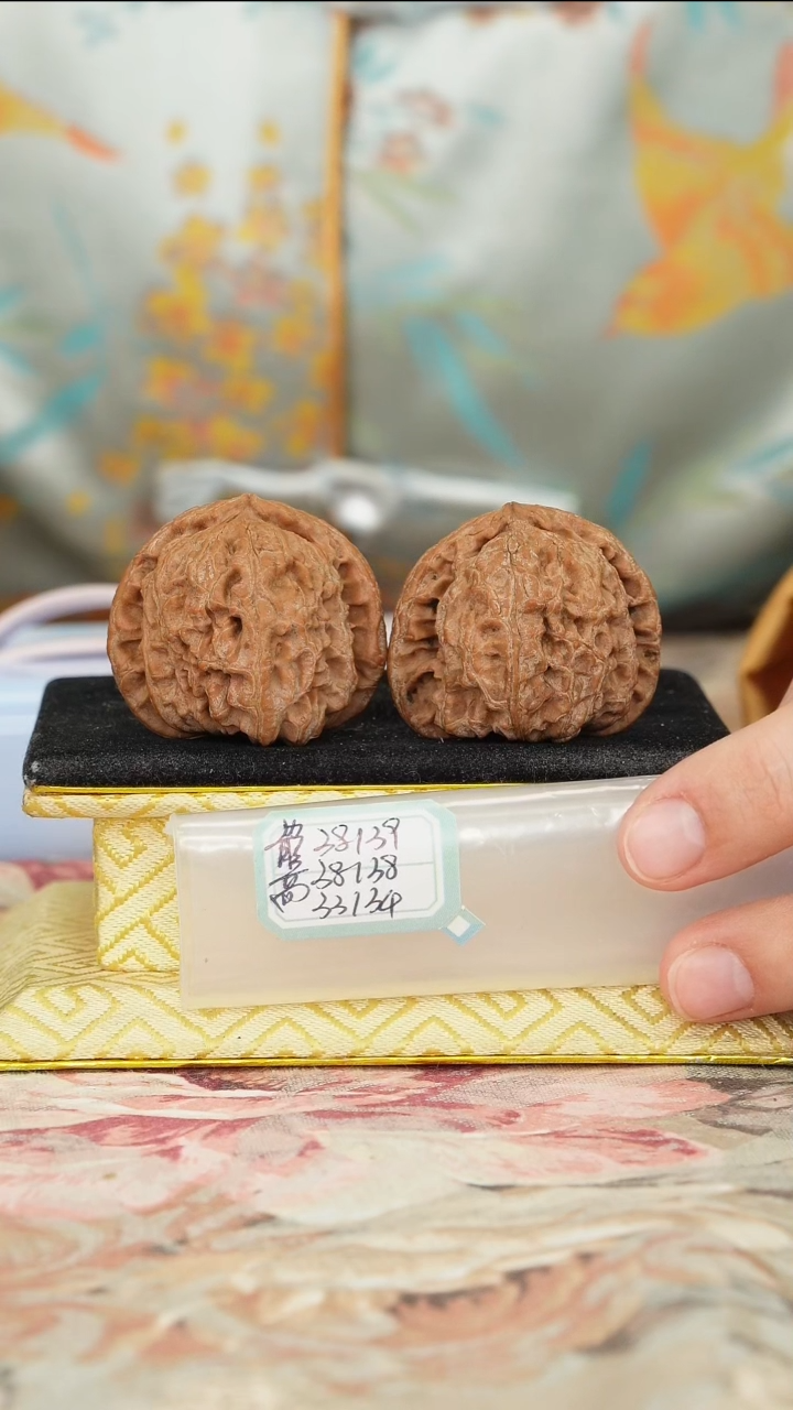 【闪购商品】文玩核桃把件白狮子