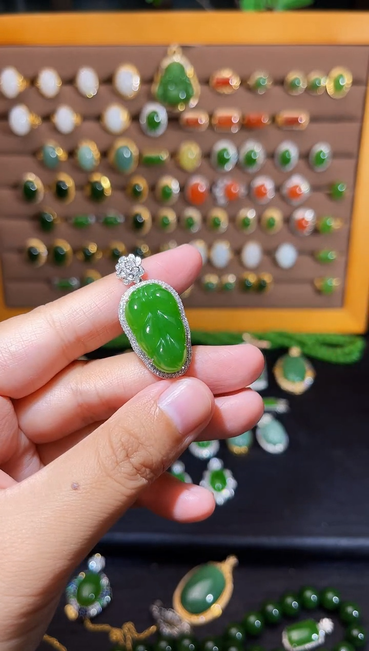 【闪购商品】和田玉吊坠18K金镶嵌苹果绿树叶吊坠