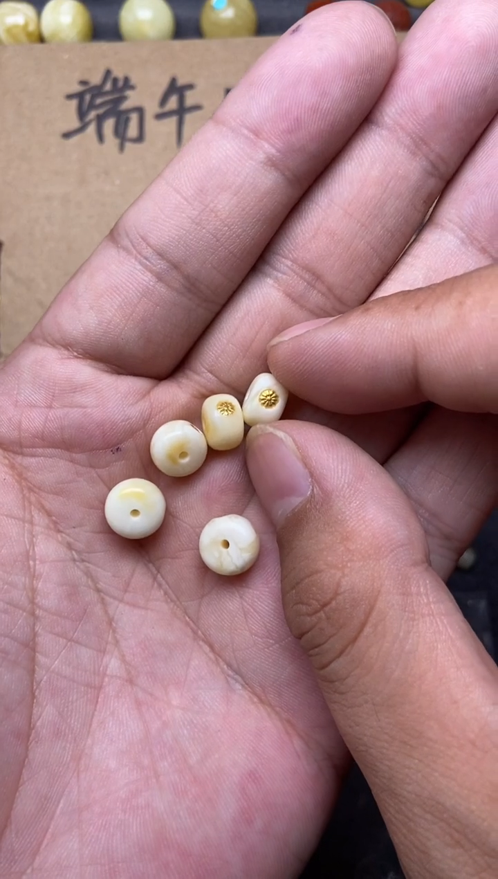 足金镶嵌蜜蜡珠宝奇石9mm多样性发其一