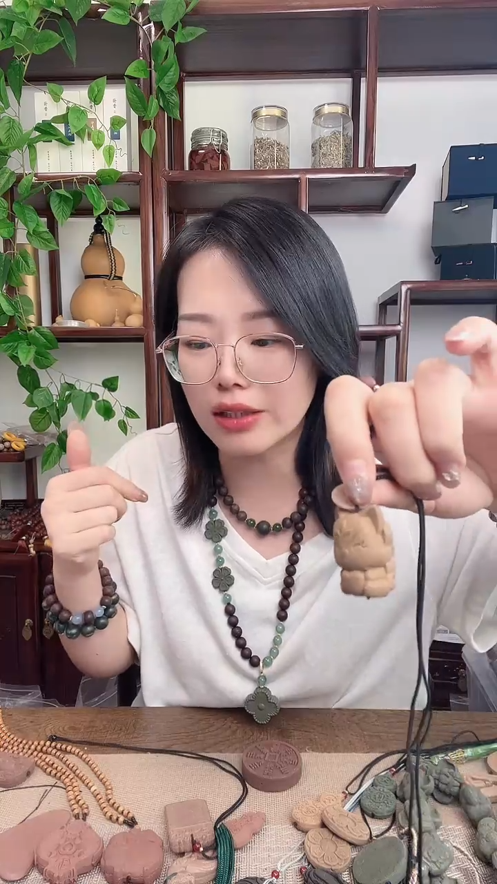 泥塑金风玉露的狐狸仔