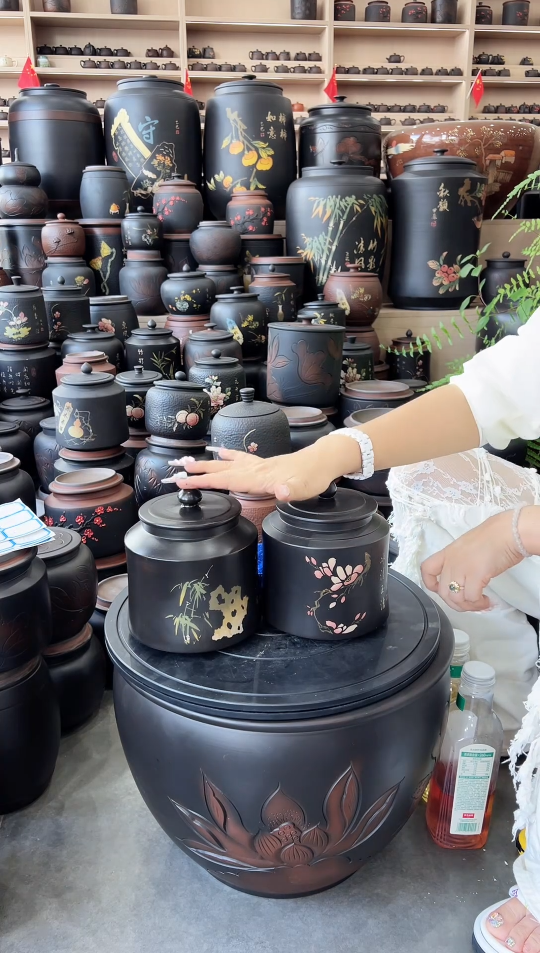 瑕疵茶叶罐 小蛮腰彩填一对 48 49