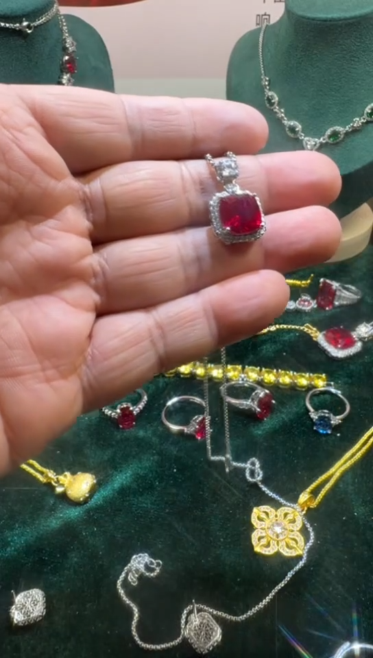 18K金镶嵌戒指红宝石1