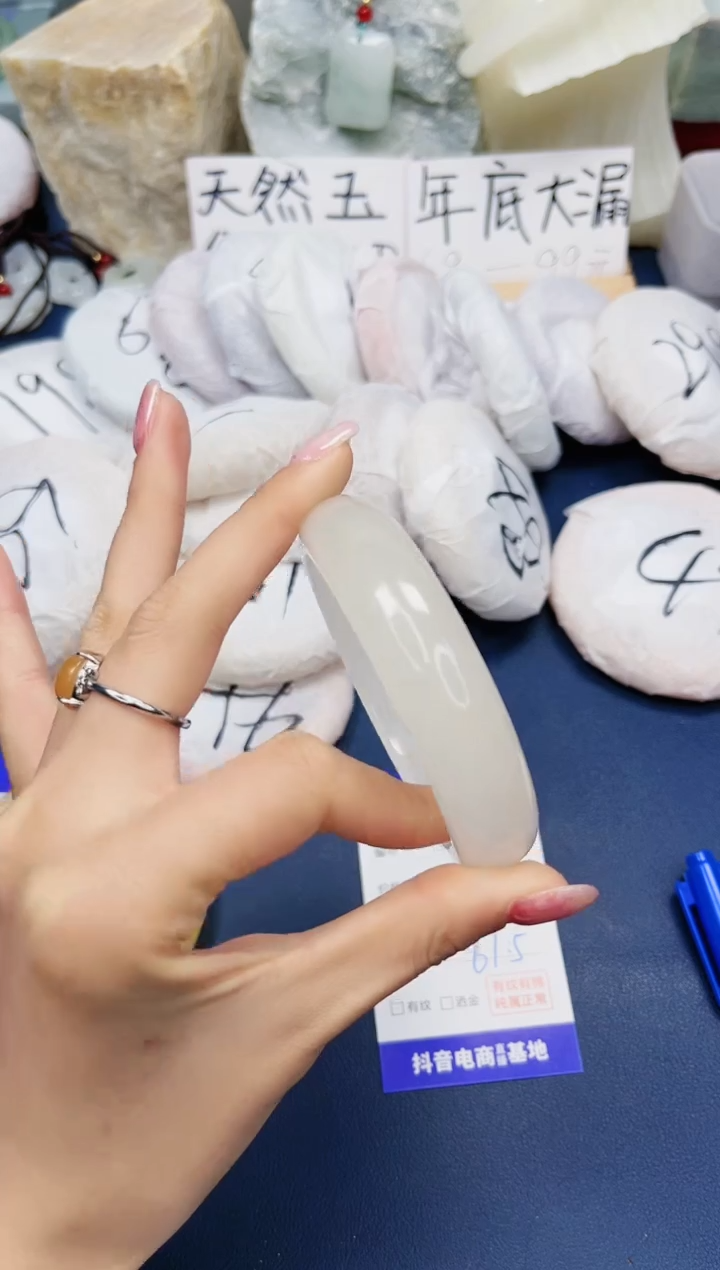 【闪购商品】石英质玉手镯未镶嵌30-61