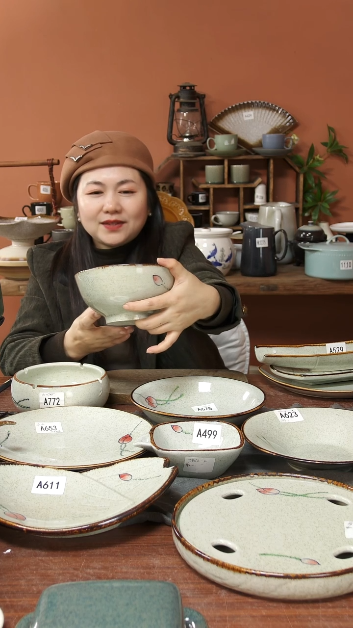 陶瓷A667 一只手绘荷花黑点18*8.5碗可能微瑕18*8.5