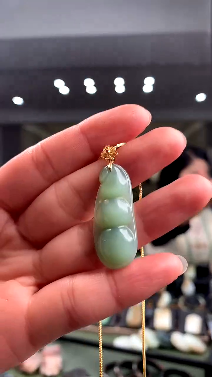 颈饰18K金镶嵌和田玉挂件