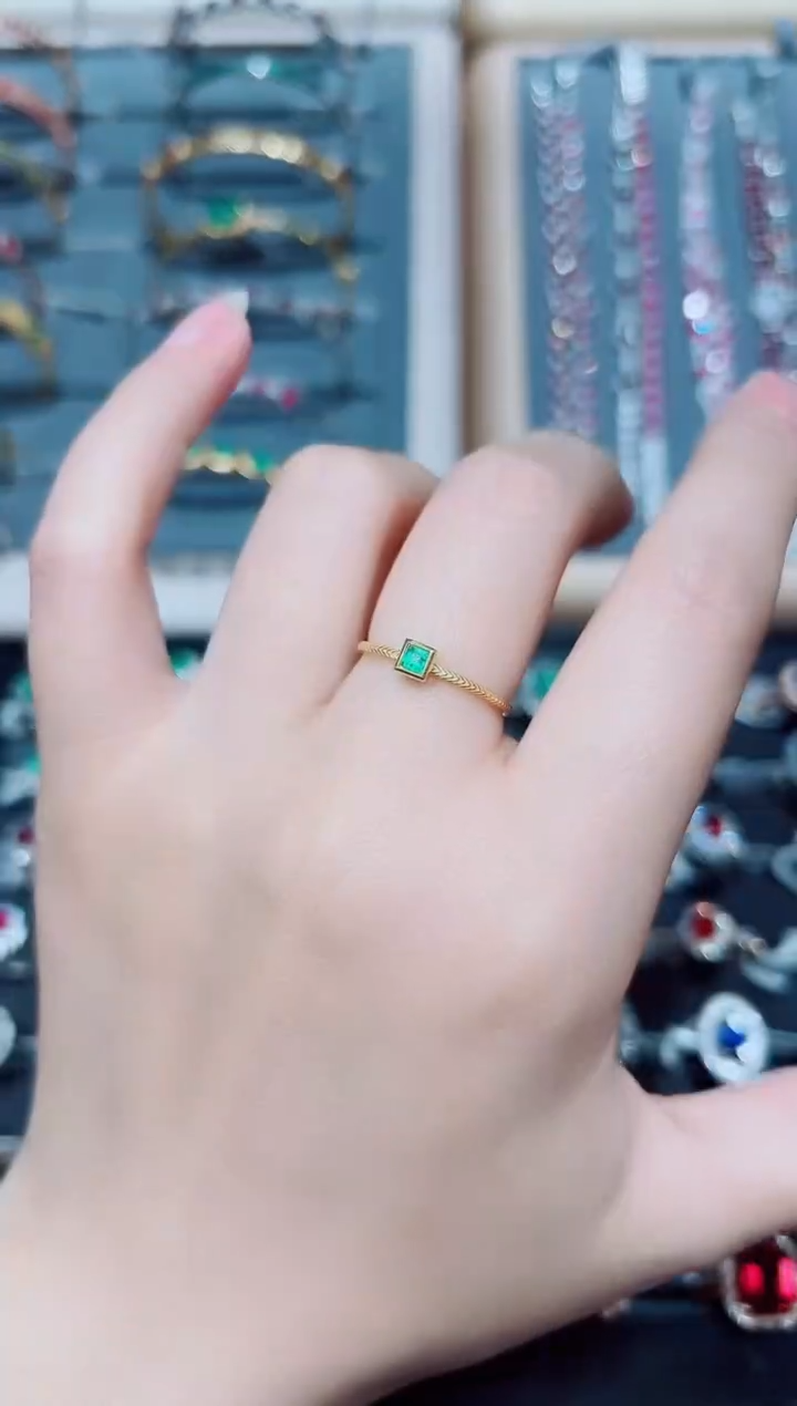 戒指18K金镶嵌祖母绿·