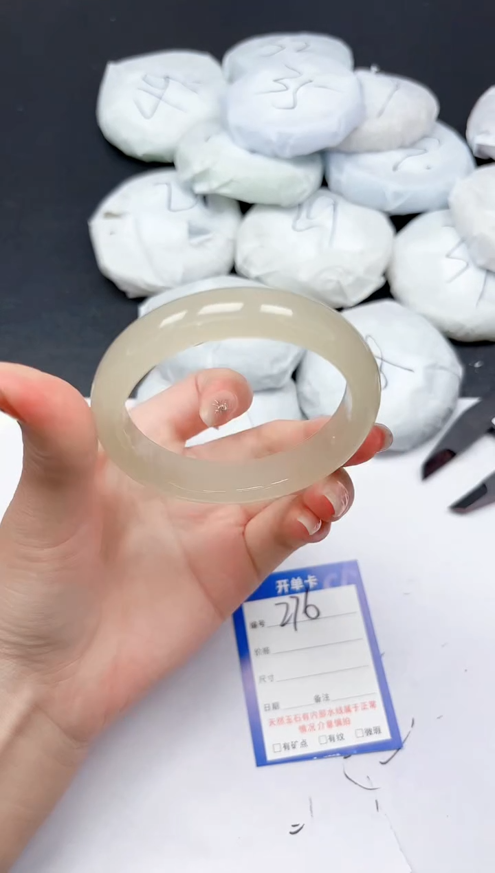 未镶嵌手镯石英质玉276/58.2