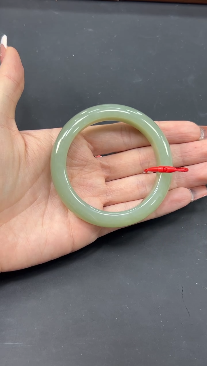 【闪购商品】和田玉手镯未镶嵌且末微色差近53手镯M