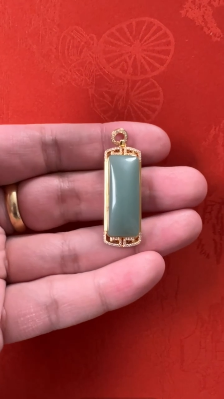 【闪购商品】和田玉挂件18K金镶嵌俄碧鸭蛋青平安牌吊坠
