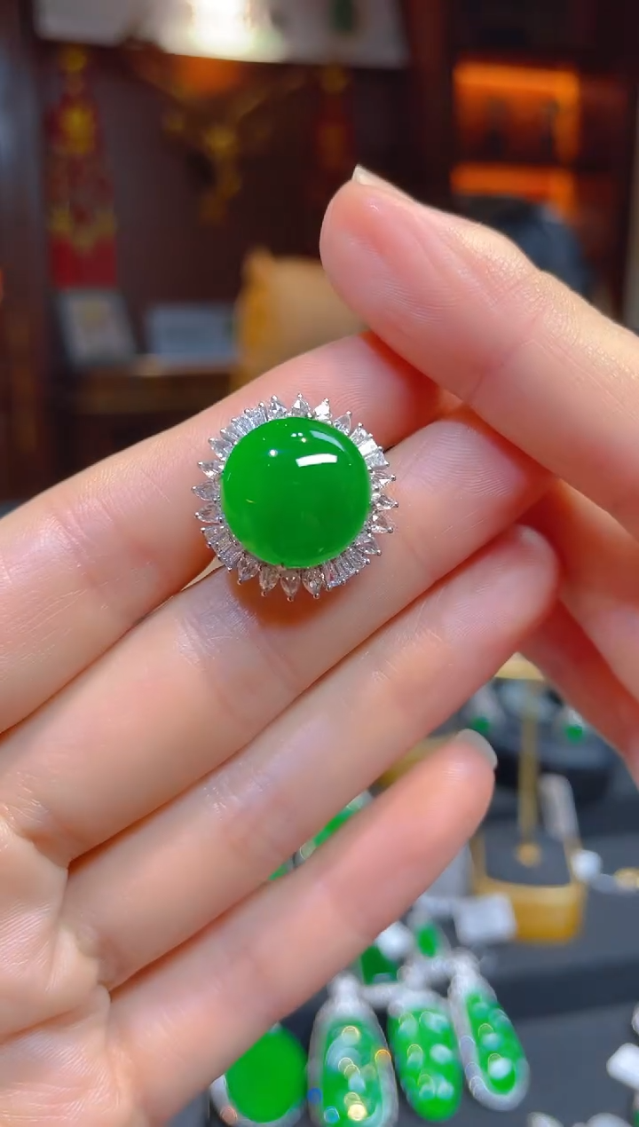 【闪购商品】翡翠戒指18K金镶嵌114287天然A货翡翠蛋面戒指