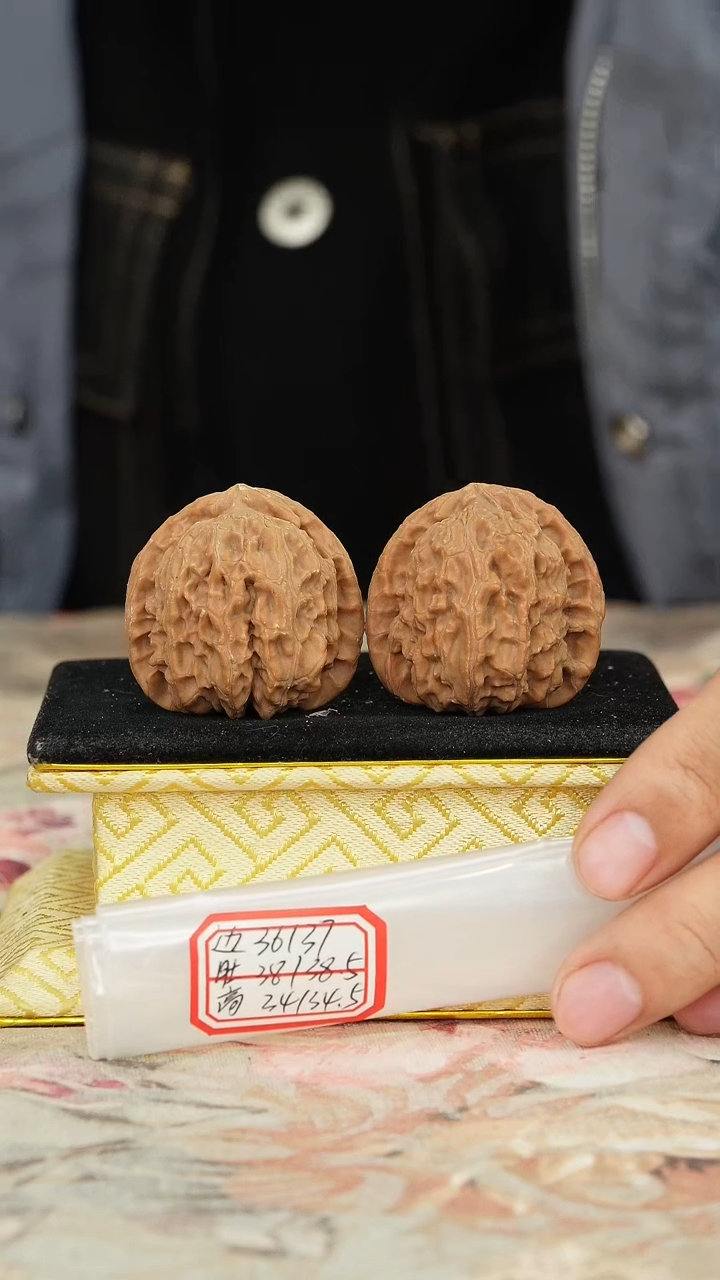 【闪购商品】文玩核桃把件白狮子