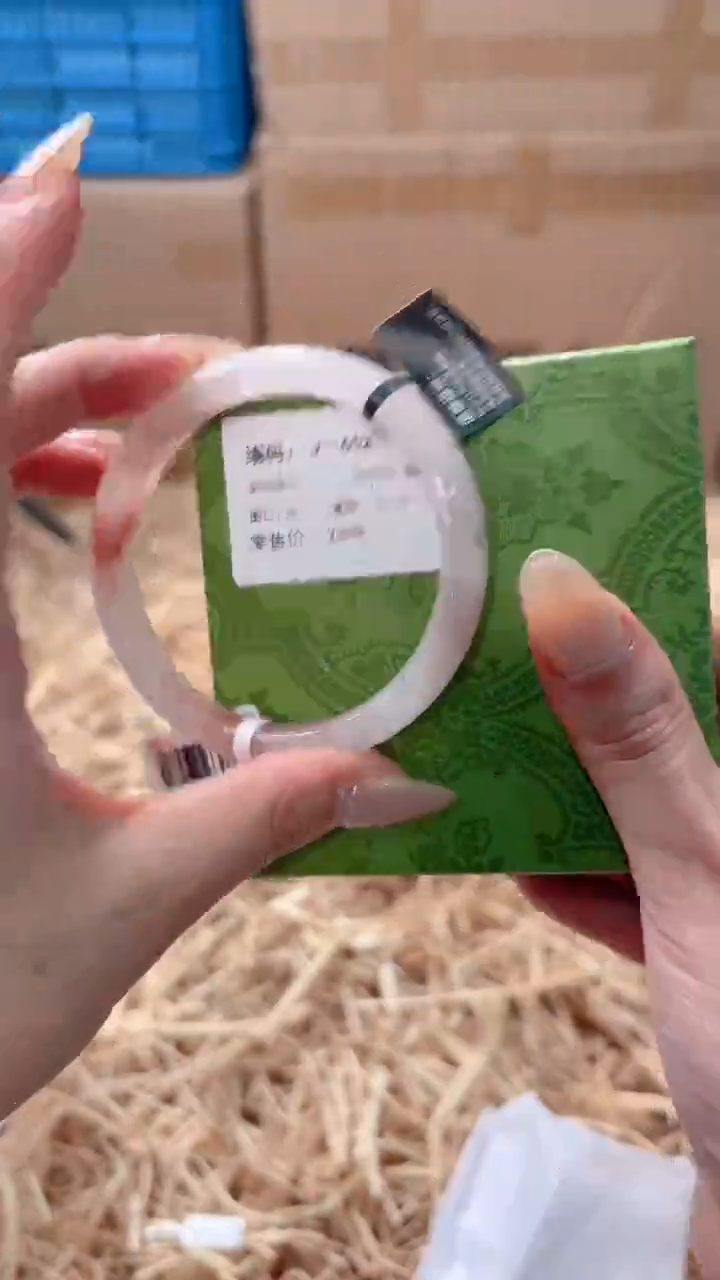 未镶嵌手镯石英质玉J-1652