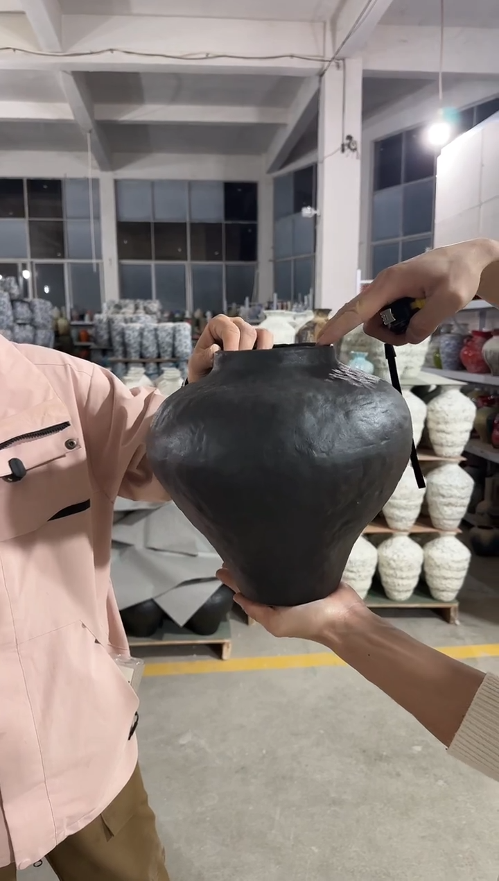 景德镇黑色百搭简约飞碟瓶