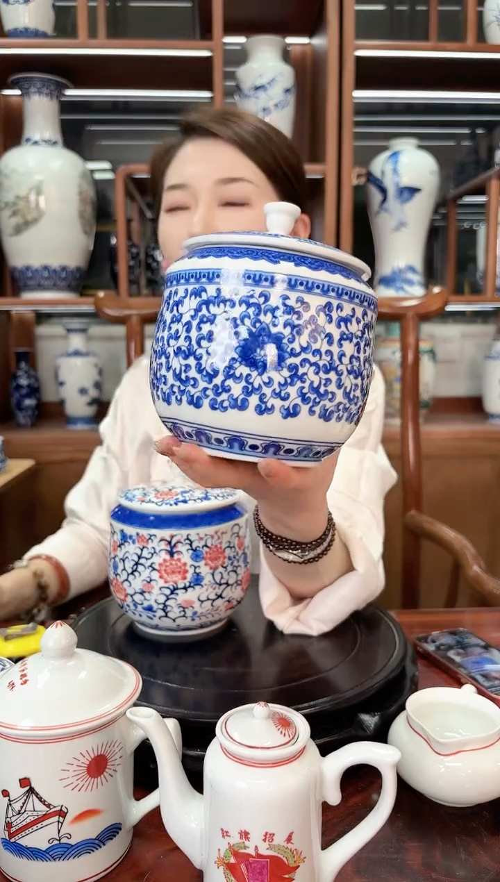 A39青花缠枝莲茶叶罐