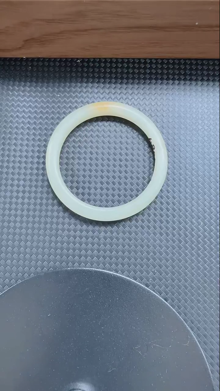 和田玉手镯未镶嵌140沁色成因未做鉴定，介意是否染色勿拍