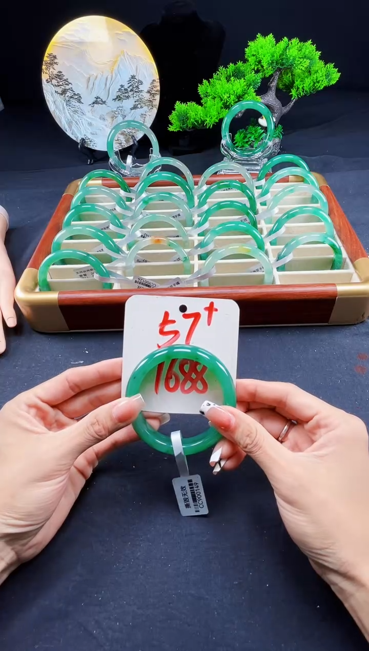 未镶嵌手镯石英质玉（非洲翠）手镯