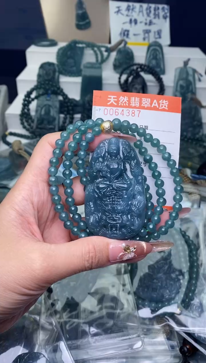 翡翠未镶嵌颈饰           