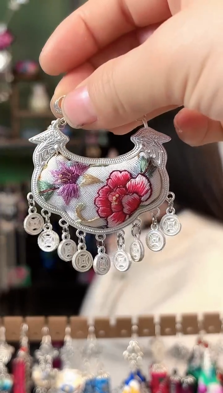 彩云南阁非遗老绣苗银饰品116