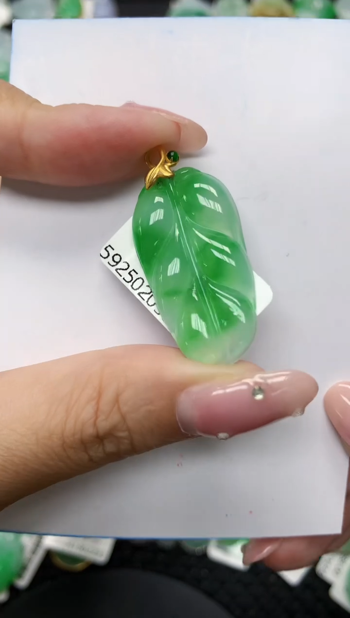翡翠18K金镶嵌颈饰11111111111