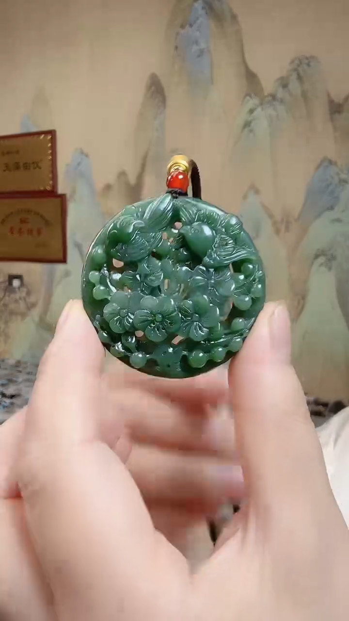 和田玉未镶嵌颈饰.