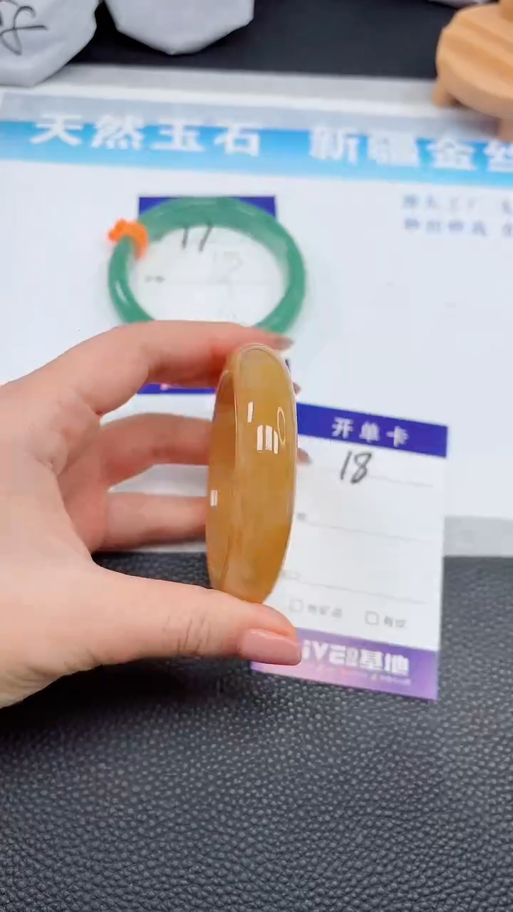 【闪购商品】石英质玉手镯未镶嵌18