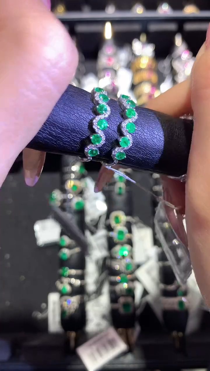 【闪购商品】祖母绿戒指18K金镶嵌戒指时尚多样性发一