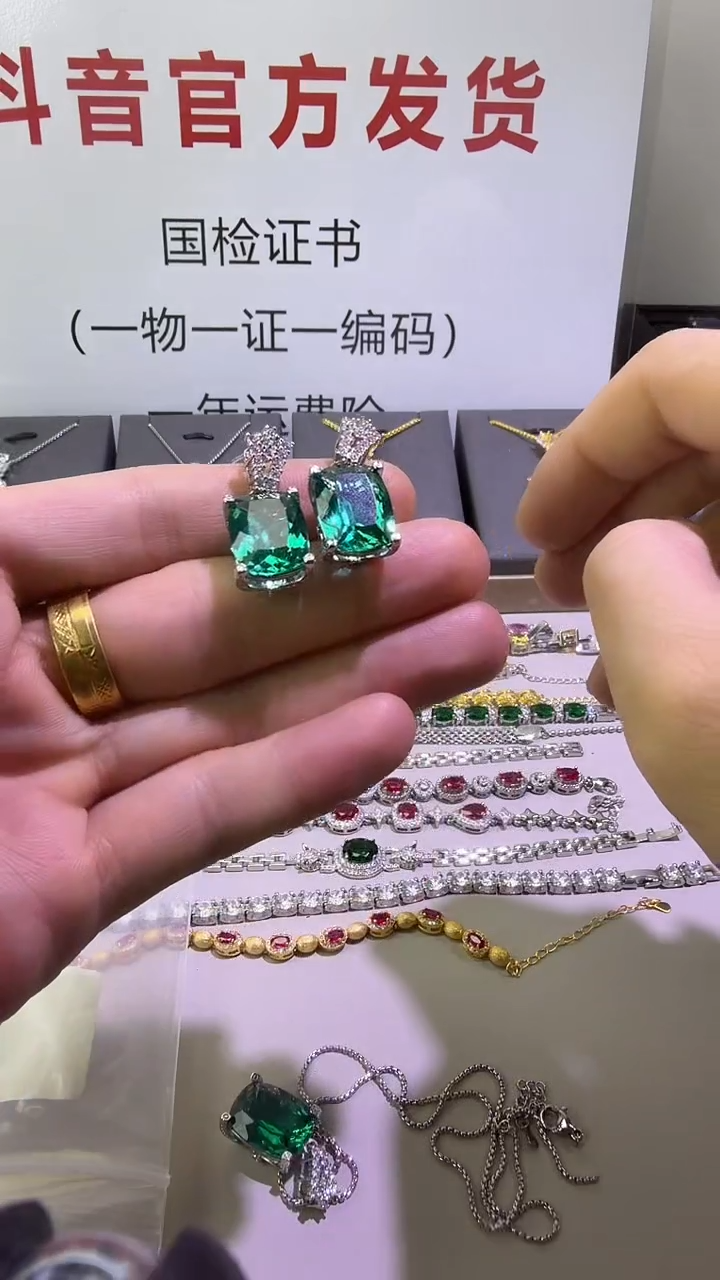 18K金镶嵌耳饰祖母绿60