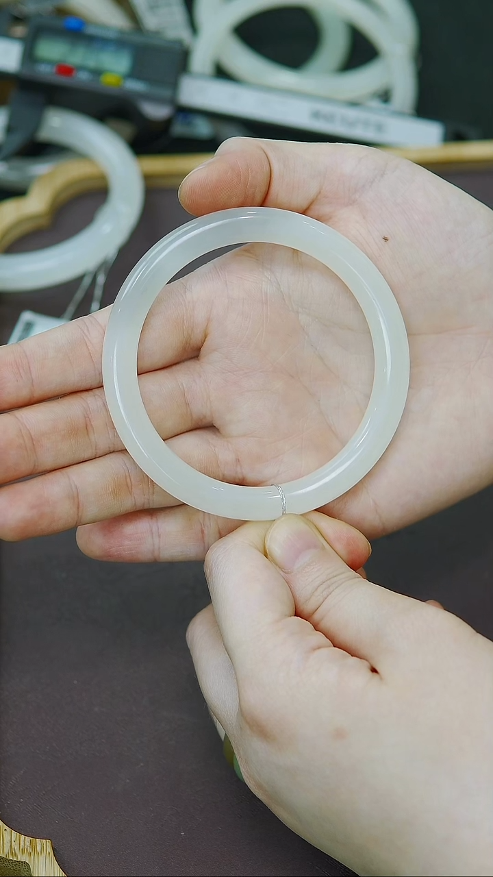 未镶嵌手镯和田玉55-56圈口高冰白底一口紫