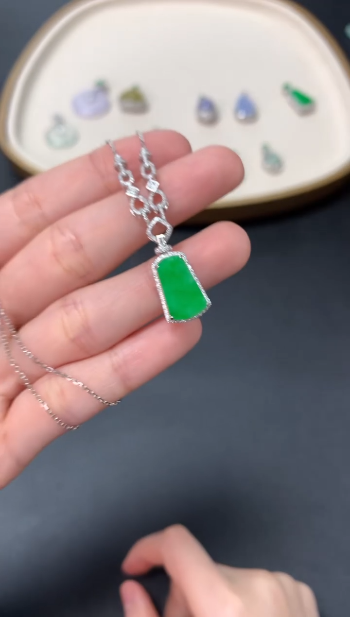 【闪购商品】翡翠吊坠(不含链)18K金镶嵌11800