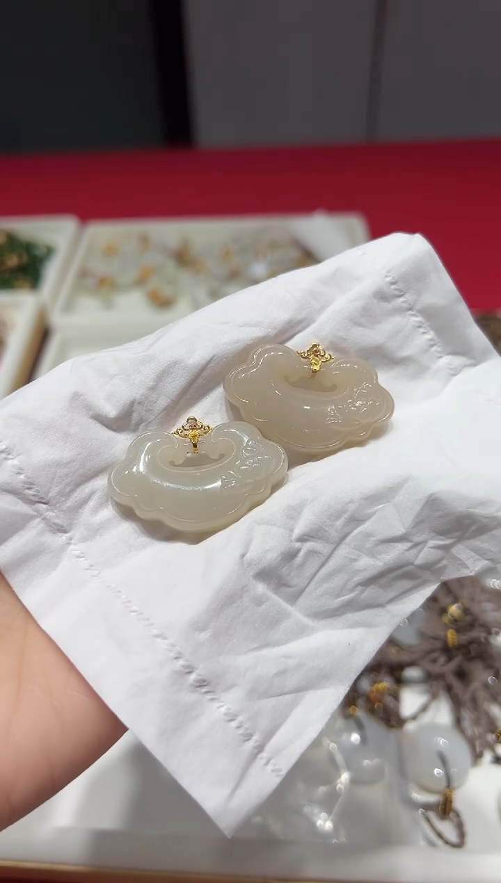 【闪购商品】和田玉颈饰18K金镶嵌v0090