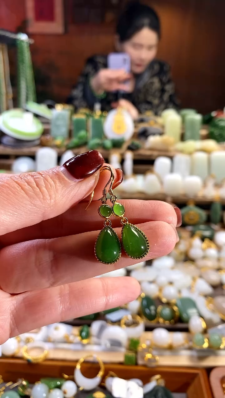 【闪购商品】和田玉耳饰银S925镶嵌。