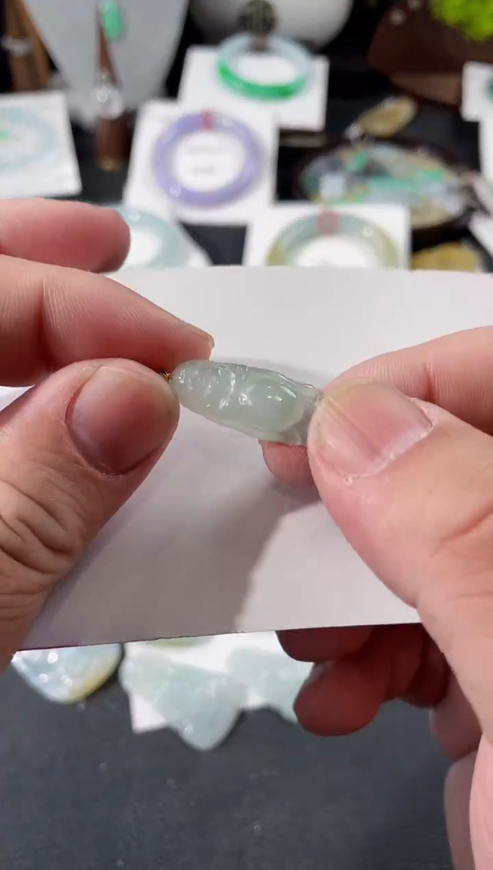 【闪购商品】翡翠颈饰未镶嵌有纹裂