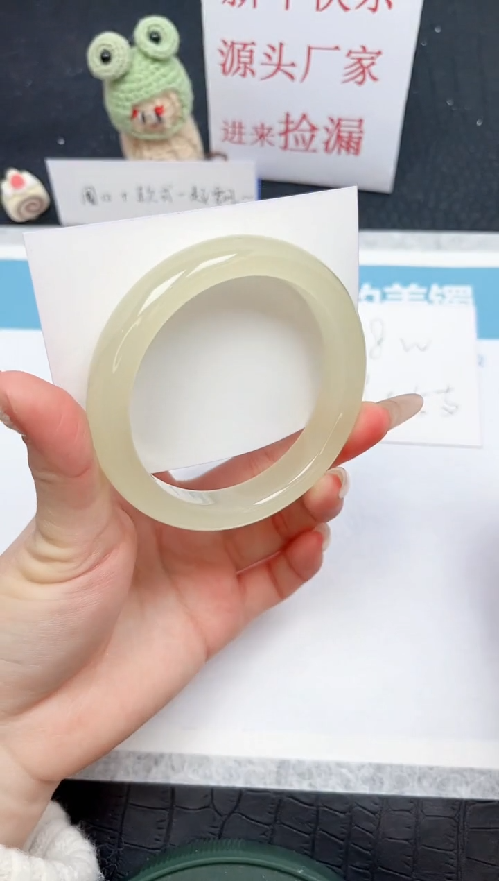 【闪购商品】石英质玉手镯未镶嵌40-61.8