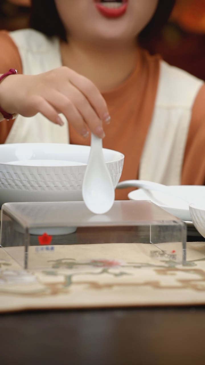 1个正价太极雕刻小弯勺
