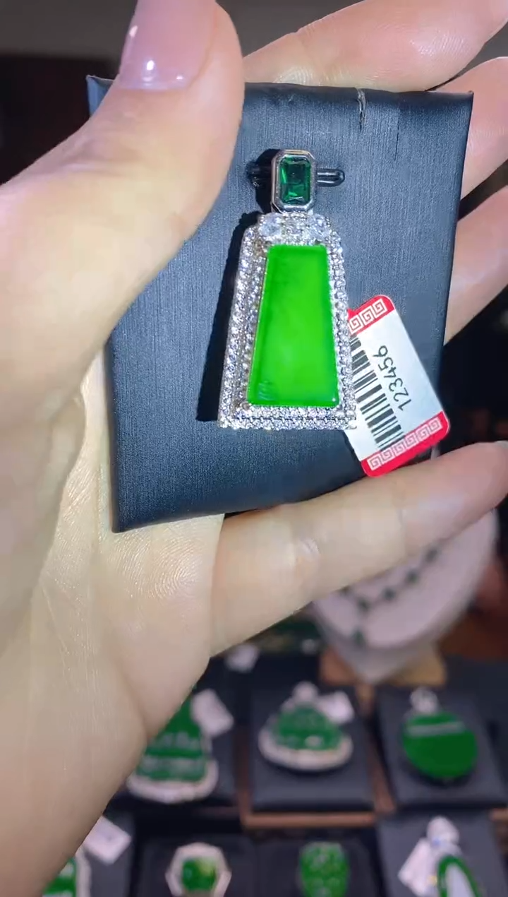 【闪购商品】翡翠吊坠(不含链)未镶嵌多样性发其一