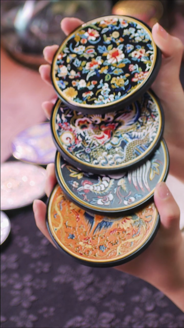 壹藏贰宝花龙戏凤图案杯垫一套