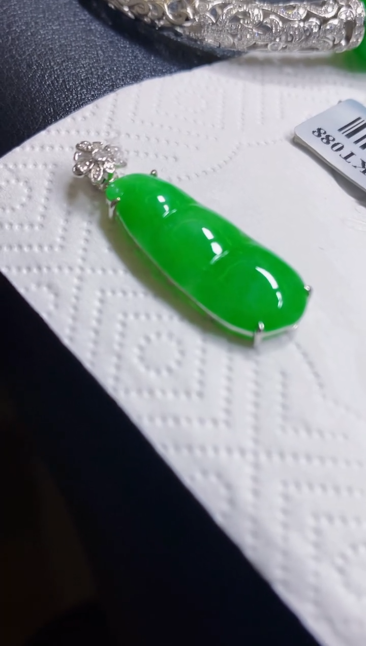 颈饰18K金镶嵌翡翠豆