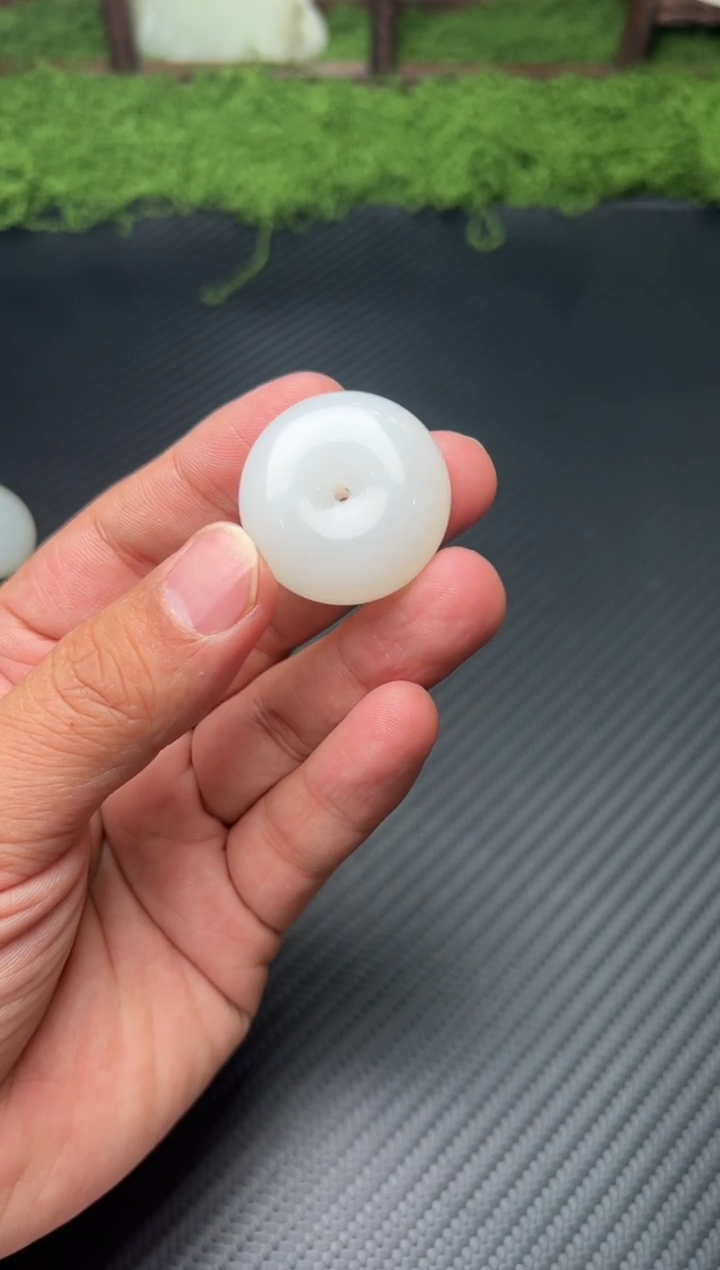 吊坠(赠链)未镶嵌和田玉夏****》黑山微色差平安扣