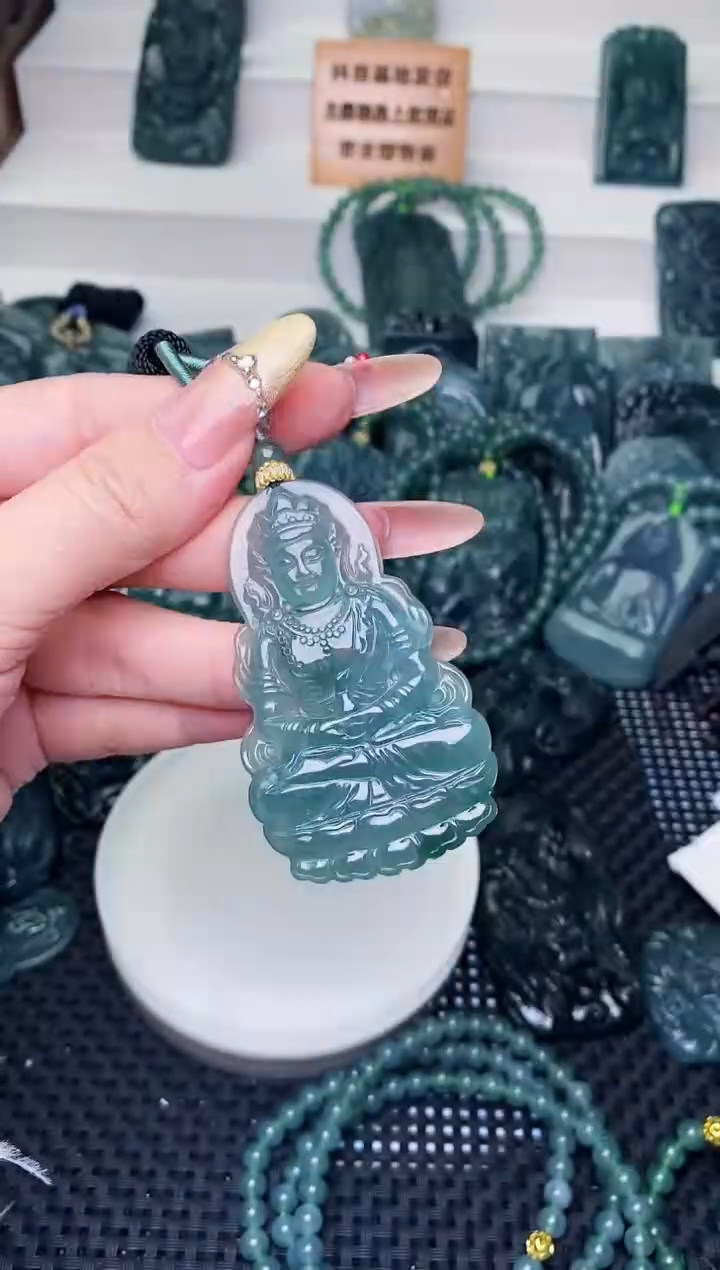 颈饰未镶嵌翡翠 