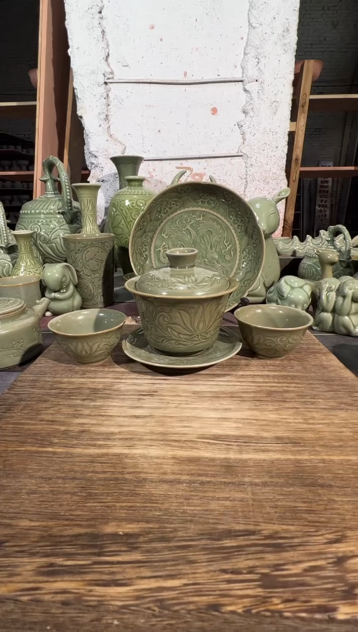 微瑕耀州窑莲纹三才盖碗+莲纹小杯2